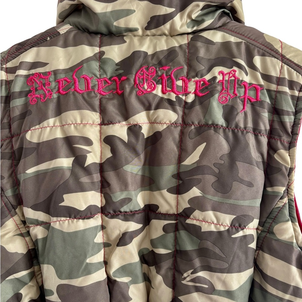 Cowgirl Tuff camo Never Give Up vest. M. Hot pink accents and lining. Preloved - Picture 4 of 12